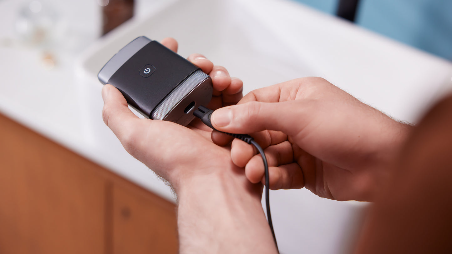 Philips Norelco Portable On-The-Go Shaver - Close shave any time, anywhere with ComfortCut blades