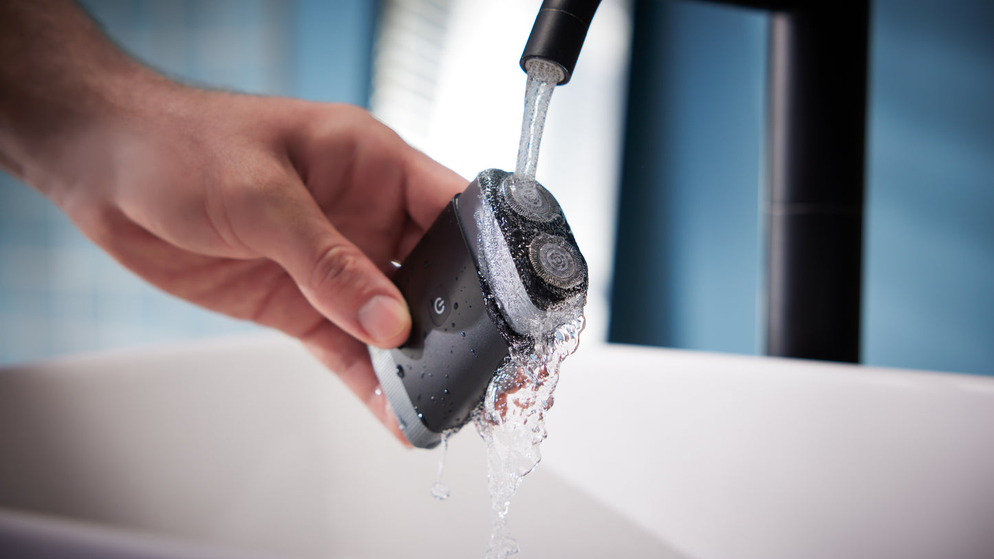 Philips Norelco Portable On-The-Go Shaver - Close shave any time, anywhere with ComfortCut blades