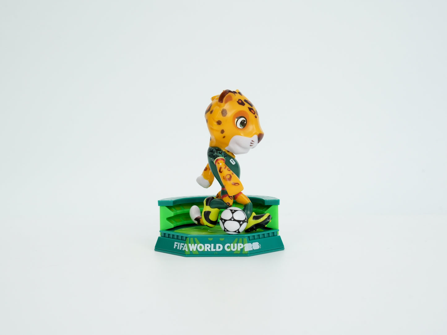 [FIFA World Cup] EXCLUSIVE OFFER with Keychain, USA-CAN-MEX Mascot Figurines Stadium Base 3Pack in Individual Acrylic Collector Box and Gift Box, Maple, Clutch and Zayu 9cm, Official Licensed Product Includes FIFA Licensed Mascot Keychain of your choice