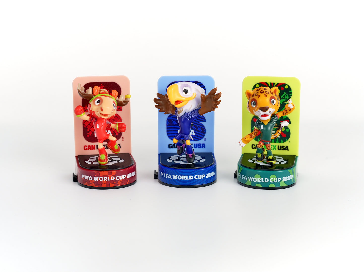 [FIFA World Cup] EXCLUSIVE OFFER with Keychain, USA-CAN-MEX Mascot Figurines Stadium Base 3Pack in Gift Box, Maple, Clutch and Zayu 6cm, Official Licensed Product Includes FIFA Licensed Mascot Keychain of your choice